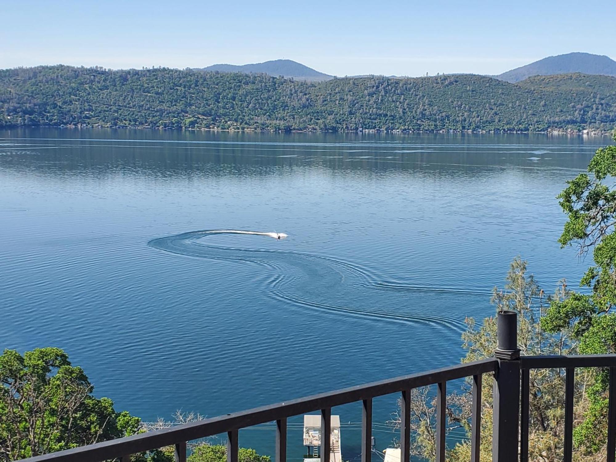 A Lake, A Mountain And The House With The Red Door Клірлейк Екстер'єр фото